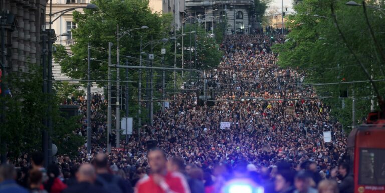 Belgrado in piazza contro la violenza