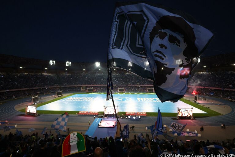 Napoli, lo scudetto di oggi come i trionfi di Maradona
