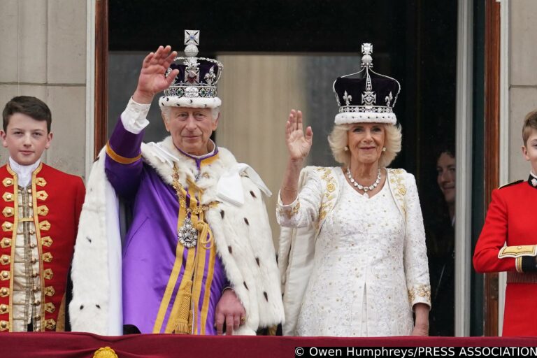 Carlo III incoronato re a Westminster: «Sono qui per servire» (foto)