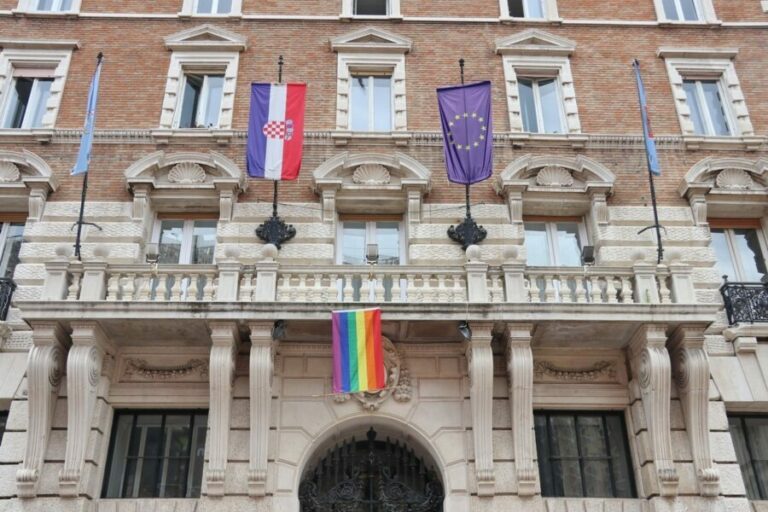 Fiume. Bandiera arcobaleno sul balcone del Palazzo municipale