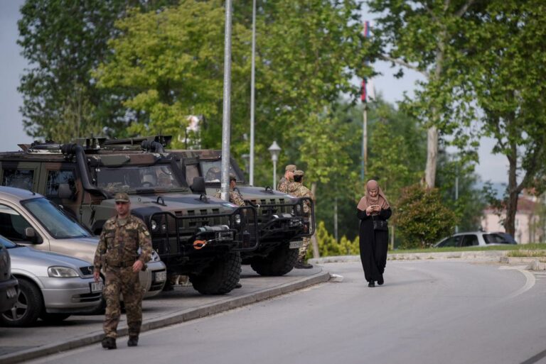 Kosovo, Nato schiera altri 700 soldati dopo scontri con serbi
