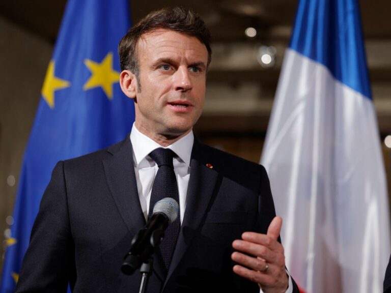 Macron: “Non si può inviare Putin all’Aja, è unico con cui negoziare”