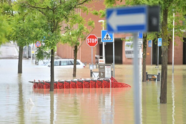 Maltempo Emilia Romagna, 6 morti. Almeno 5mila evacuati, crollato ponte