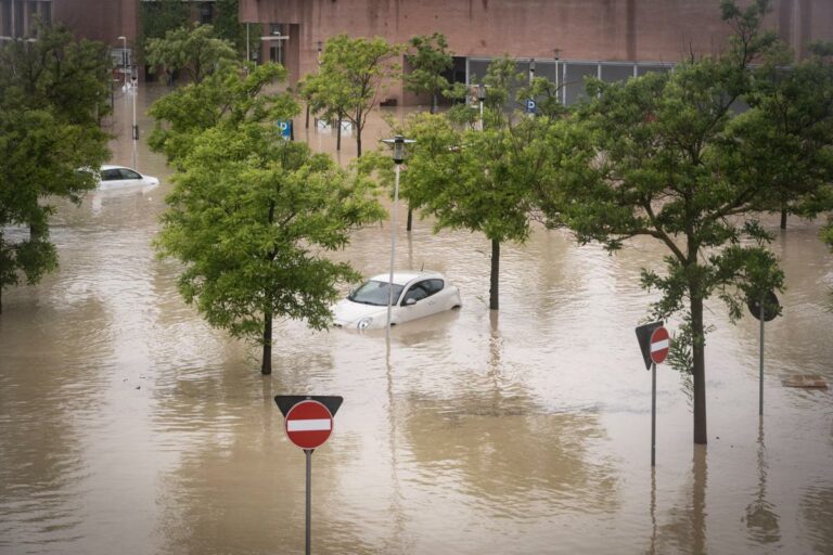 Alluvione Emilia Romagna, persone sui tetti salvate con elicotteri – Video