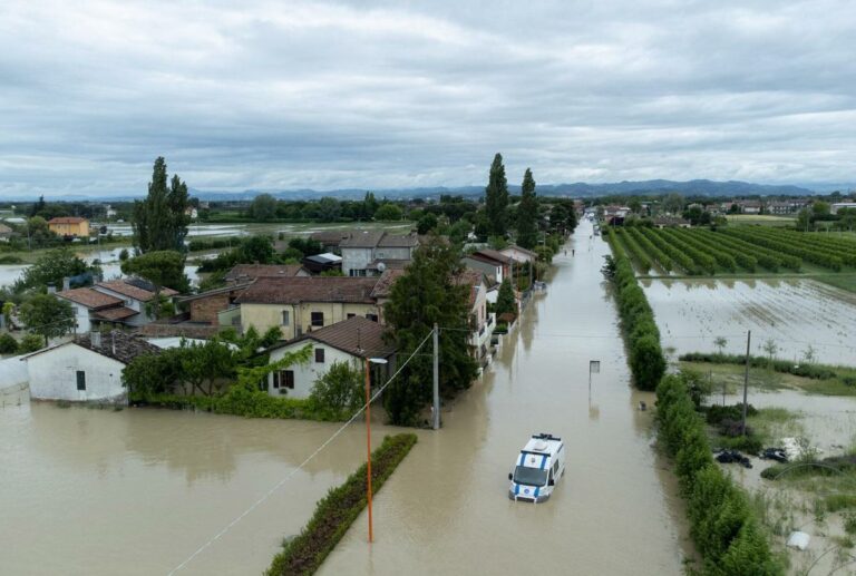 Alluvione Emilia Romagna, il racconto del militare: «Così ho salvato mamma e figlia» – Video