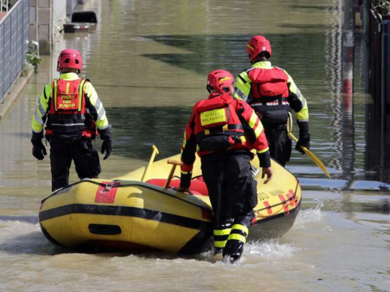 Allerta maltempo, in Emilia 900 evacuati. Nuove frane, paura per i fiumi