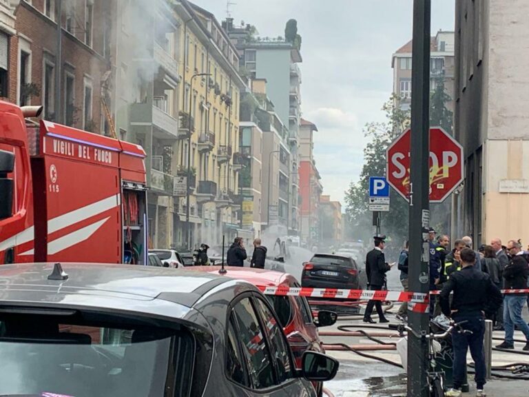 Esplosione in strada a Milano: auto in fiamme, un ferito