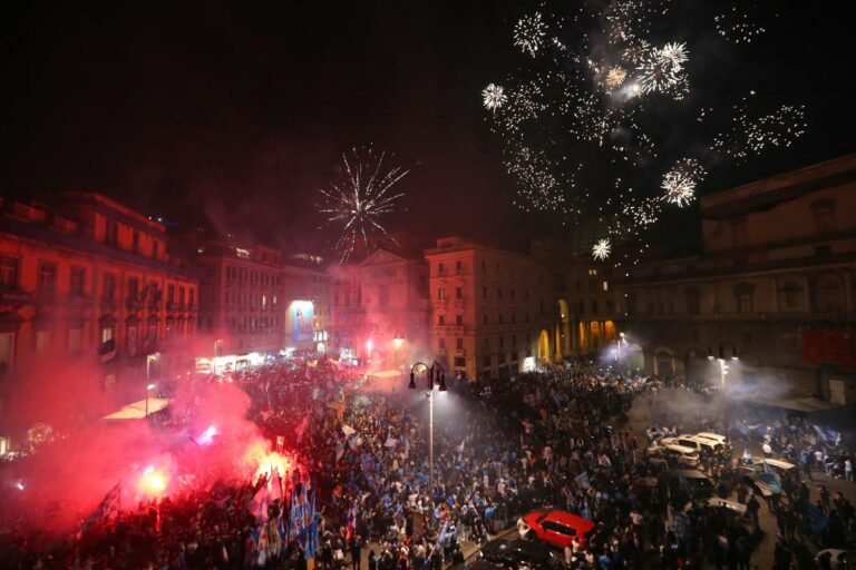 Napoli campione d’Italia, città in delirio: un morto durante festa per scudetto