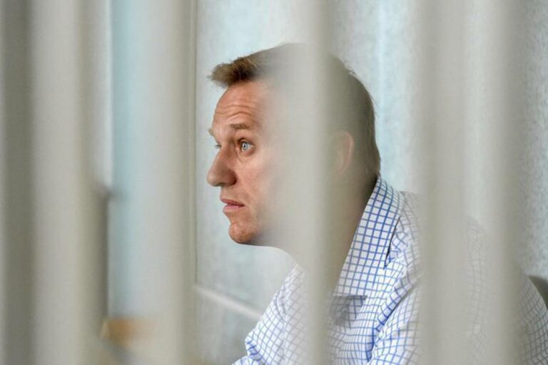 Russia, Navalny è vivo: in carcere in Siberia, a 2000 km da Mosca