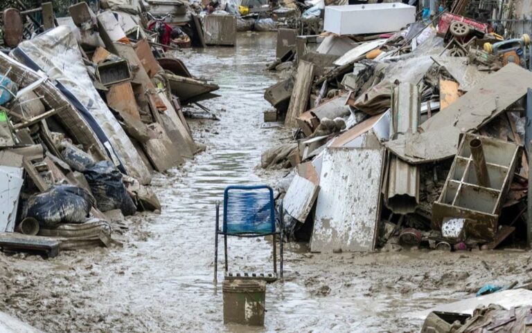 Alluvione Emilia Romagna, falsi volontari rubano 6mila euro: 2 arresti per sciacallaggio