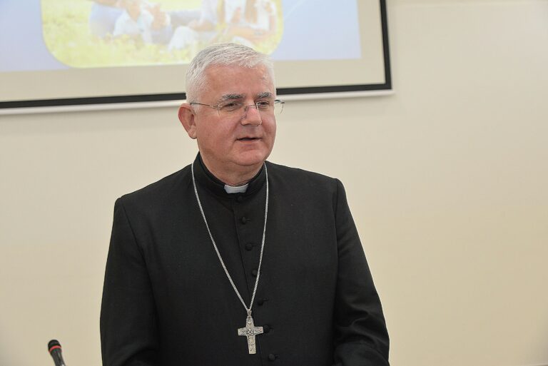 Mons. Mate Uzinić: «Le vittime di pedofilia denuncino i soprusi»