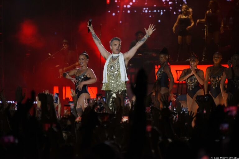 Pola, in 10mila all’Arena per Robbie Williams (foto)