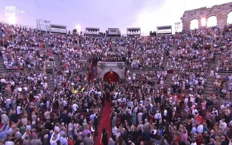 L’Arena di Verona festeggia 100 anni con l’Aida, standing ovation per Sophia Loren