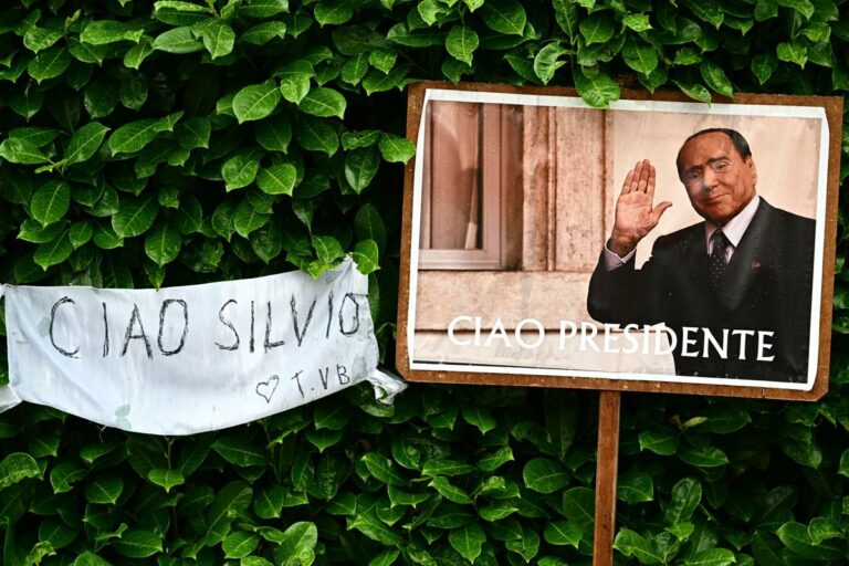 Berlusconi, “lutto nazionale inopportuno”: da Bindi a Crisanti chi dice no