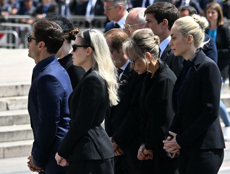 Berlusconi, il «Silenzio» chiude i funerali del Cav