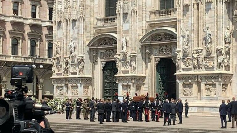 Funerali Berlusconi, l’applauso al feretro e l’ingresso in Duomo