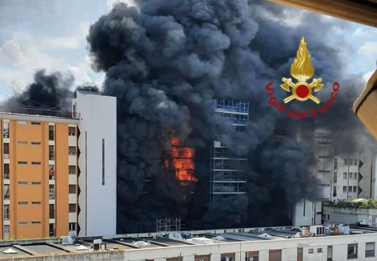 Roma, incendio in palazzo a Colli Aniene: un morto e 17 tra feriti e intossicati