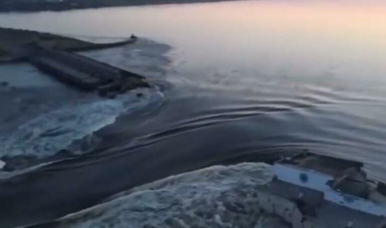 Ucraina-Russia, distrutta diga vicino Kherson: “Rischio inondazioni”
