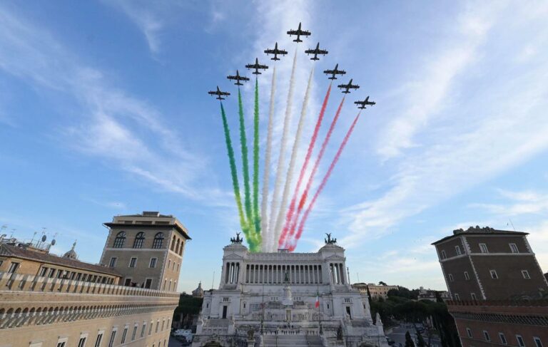 2 giugno, Festa della Repubblica Italiana: il passaggio delle Frecce Tricolori – Video