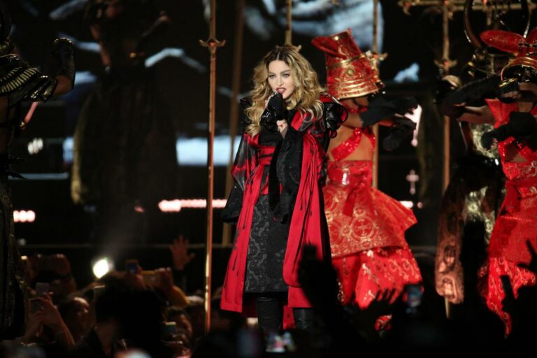 Madonna in terapia intensiva per infezione batterica