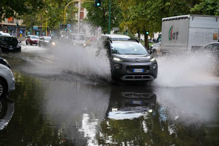 Maltempo a Milano, temporali e vento forte: donna muore schiacciata da albero in Brianza