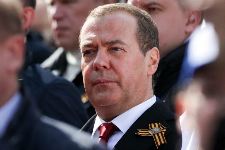 Russia, Medvedev: «Umanità verso catastrofe globale, Mosca deve vincere»
