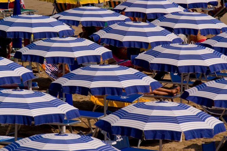 Estate, stangata sotto l’ombrellone: “Prezzi in spiaggia alle stelle”