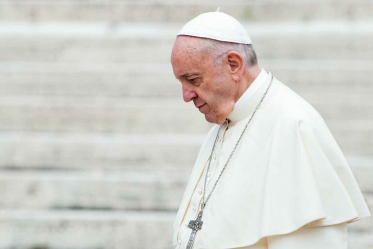 Papa Francesco, notte tranquilla dopo intervento: «È trascorsa bene»