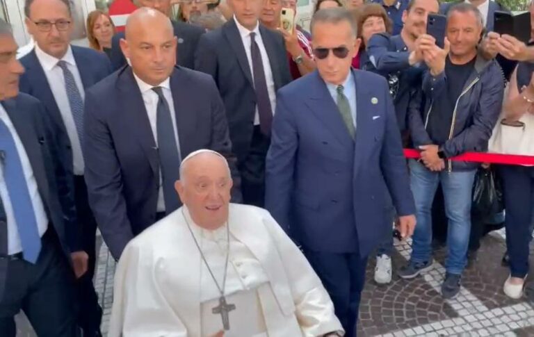 Papa Francesco esce dal Gemelli, dimesso dopo 9 giorni di ricovero