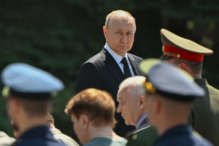 Russia, Putin ai militari: “Avete fermato una guerra civile”