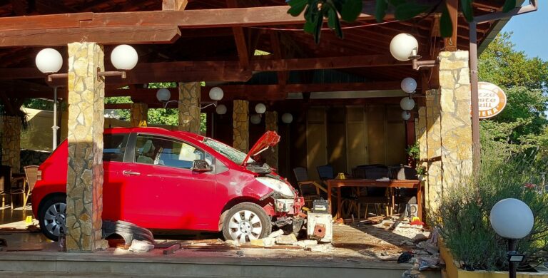 Toyota finisce sulla terrazza di un albergo a Dramalj: 8 feriti