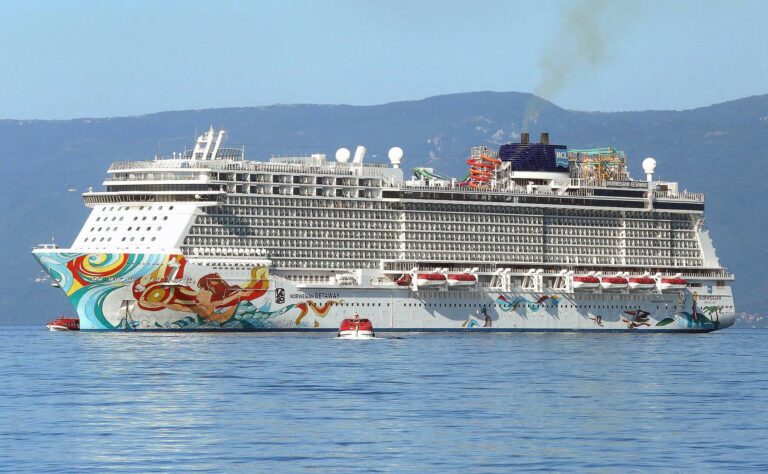 Norwegian Gateway, il mega-cruiser a Fiume con 4mila turisti (foto)