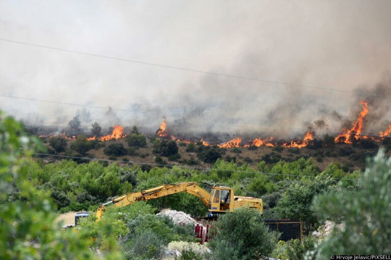 Vasto incendio nei pressi di Sebenico, 4 feriti, 7 case danneggiate (foto)