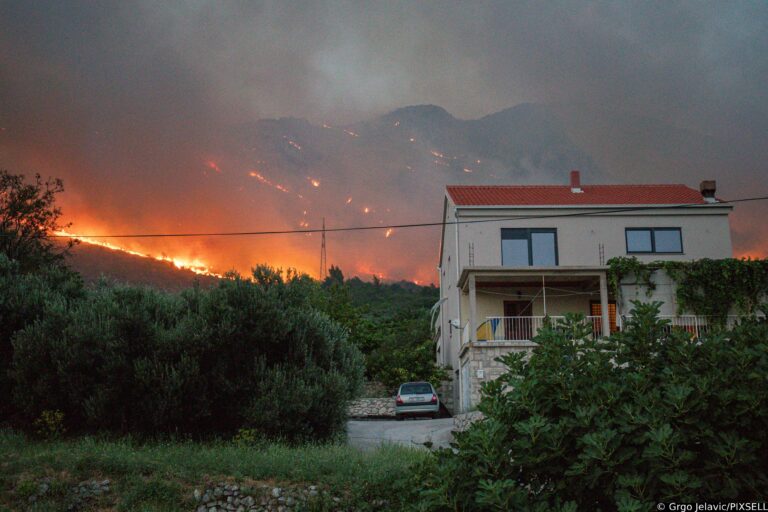 Incendio nei pressi di Dubrovnik (Ragusa): le case sono salve