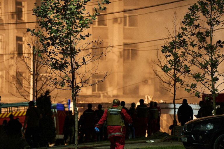 Ucraina, bombe russe su condominio Dnipro e terminal grano a Kherson