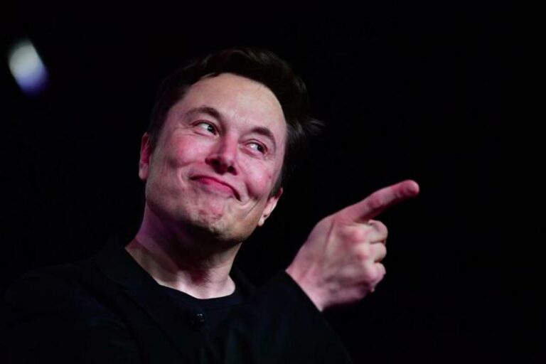 Elon Musk contro Mark Zuckerberg, insulti su Twitter