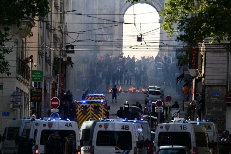 Francia, 27enne morto a Marsiglia: forse ucciso da ‘flash ball’ sparato da polizia