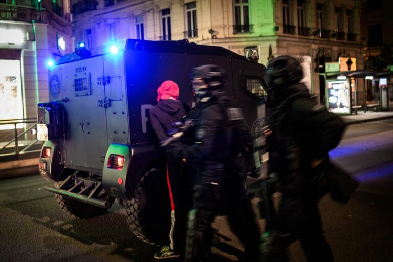 Francia, quarta notte di violenze e saccheggi: quasi 1.000 arresti