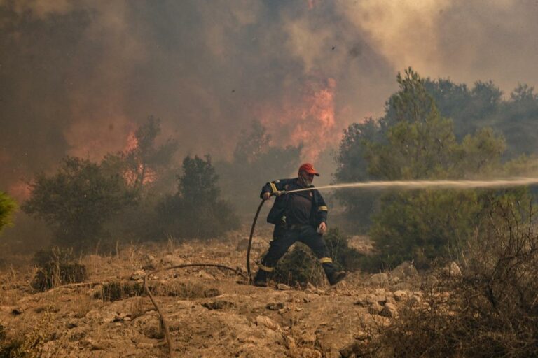Grecia in fiamme, incendi anche a Corfù: evacuati 17 villaggi