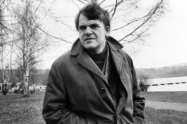 È morto Milan Kundera, lo scrittore aveva 94 anni