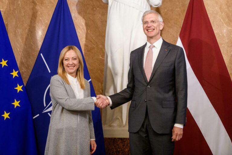 Giorgia Meloni in Lettonia: «Accordo su migranti e sostegno all’Ucraina»