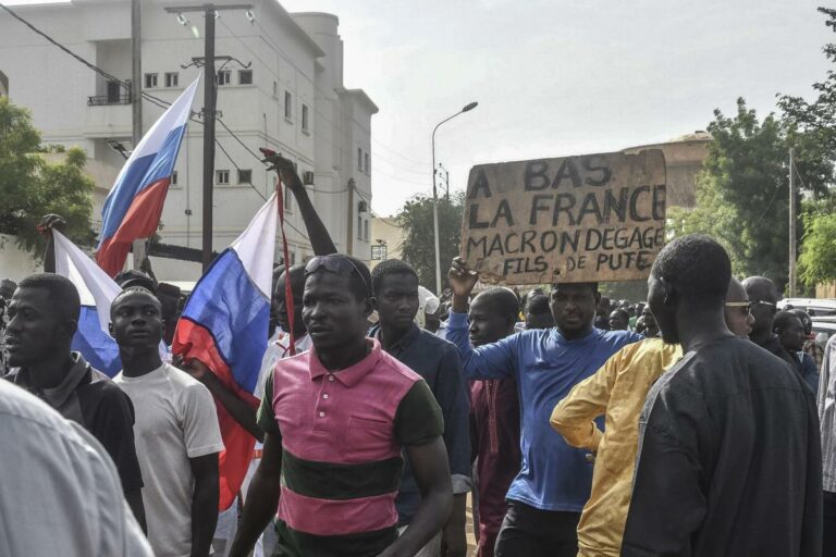Golpe in Niger, migliaia davanti ambasciata Francia con bandiere russe