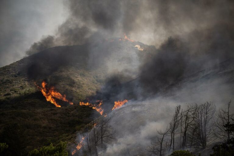 Grecia in fiamme: incendi devastano Rodi, brucia Corfù. Canadair precipita a Evia