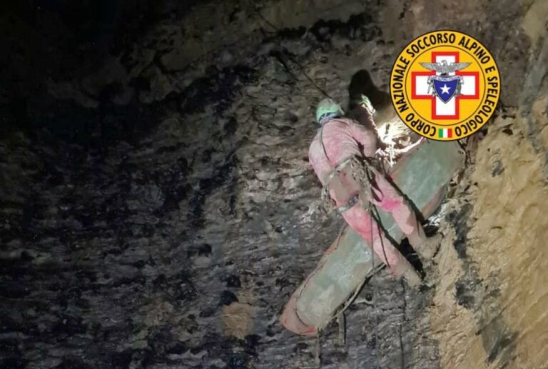 Speleologa bloccata nella grotta Bueno Fonteno, il salvataggio