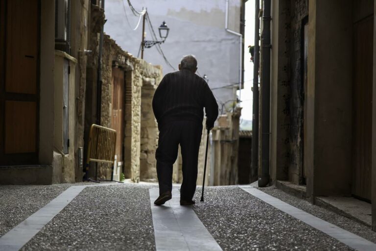 Italia vecchia e longeva: ancora in calo le nascite ma è record di centenari