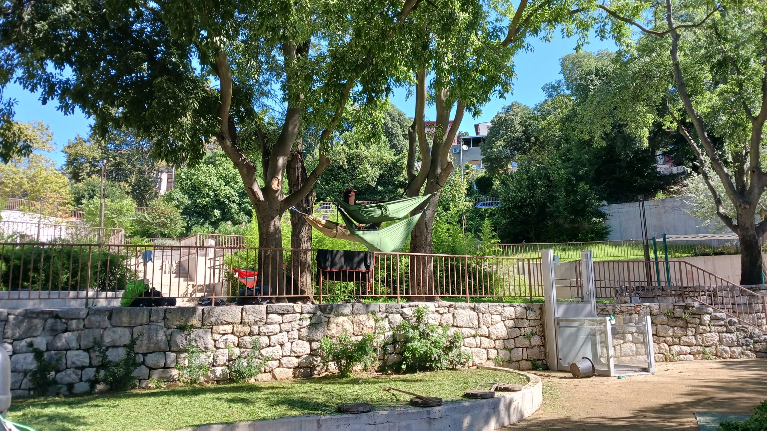 I turisti con l'amaca immortalati nel Parco dell'amicizia sino-croata in zona Pomerio a Fiume - Fotografia di Krsto Babić