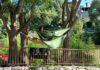 I turisti con l'amaca immortalati nel Parco dell'amicizia sino-croata in zona Pomerio a Fiume - Fotografia di Krsto Babić