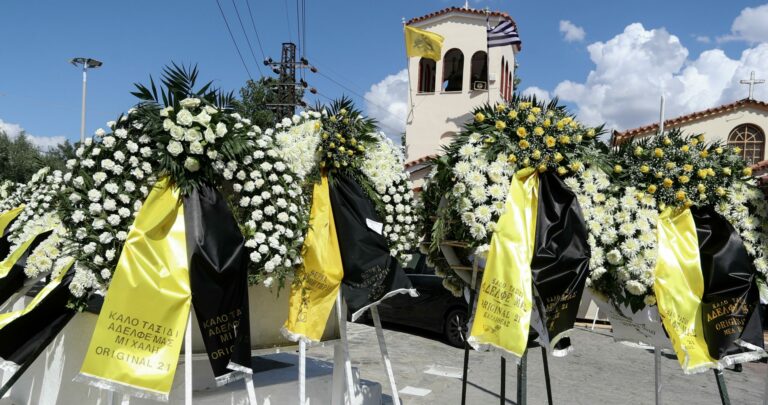 Ad Atene i funerali del giovane ucciso dagli hooligans