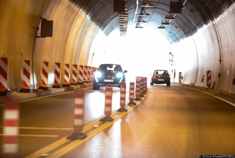 Tunnel del Monte Maggiore. Scontro frontale tra due auto: un morto e 6 feriti