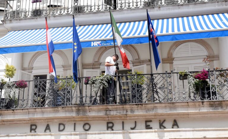 Il Tricolore italiano sventola (ancora) sul balcone di Radio Fiume